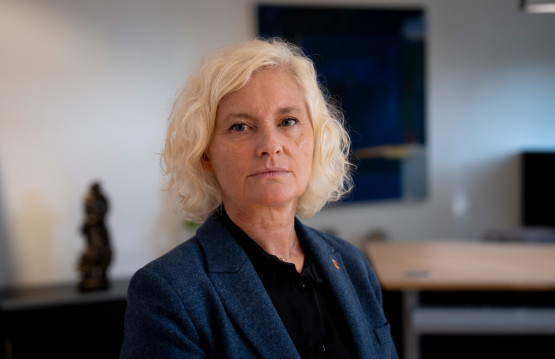 Kvinne formelt kledd på et kontor