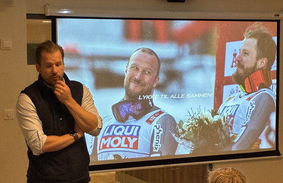 Kjetil Jansrud med toppidrettsstudenter fra Vestfold