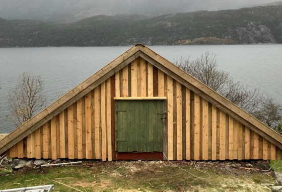 Bilde av gavlen til Kalleli løe, kledning med spesielle overslag.