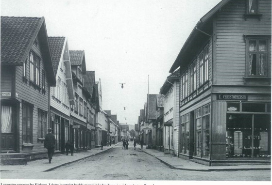 Historisk bilde av Langgata sett fra krysset ved Kirkegata