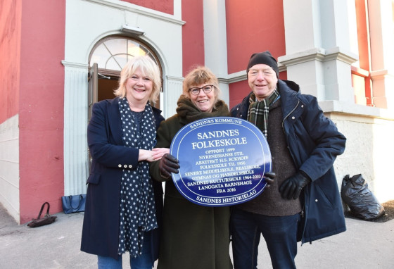 Bilde av byantikvar og to representanter fra Historielaget, foran Langgata 76