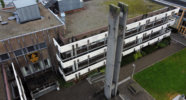 Bilde av Lyngdal rådhus med klokketårnet i forgrunnen