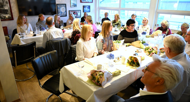 Bilde fra festkvelden på Lyngdal Inn, med folk rundt bordene.