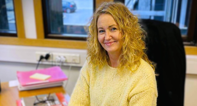 Bilde av ordfører Unni Nilsen Husøy på kontoret