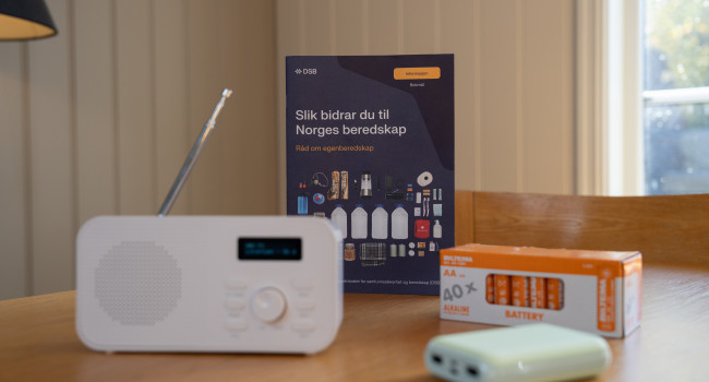 Bilde: DAB-radio og ekstra batterier. Foto: Daniel Fatnes, DSB