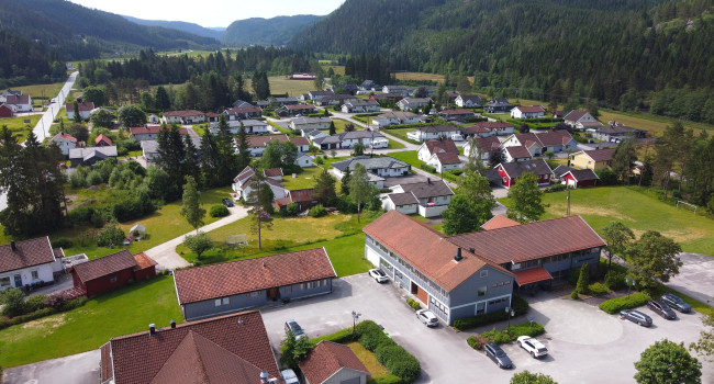Dronefoto av bebyggelse i Konsmo sentrum