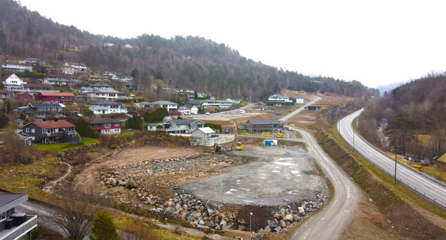 Dronefoto av det nye boligfeltet og den nye veien i Romskogen