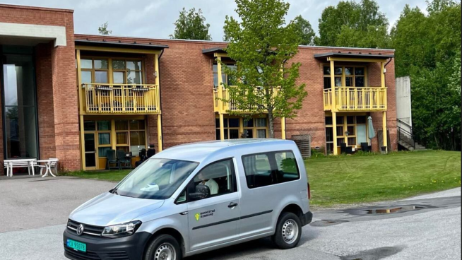 En tjenestebil utenfor bo- og serviceleilighetene i Nannestad