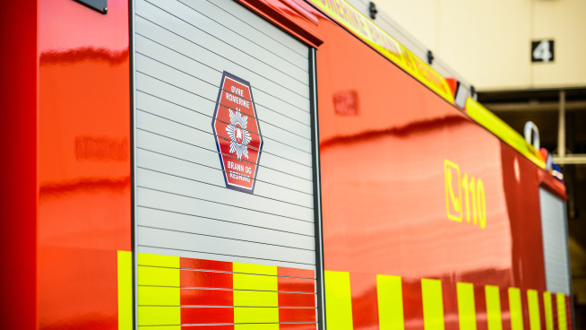 Rød og gul brannbil med logoen til ØRB