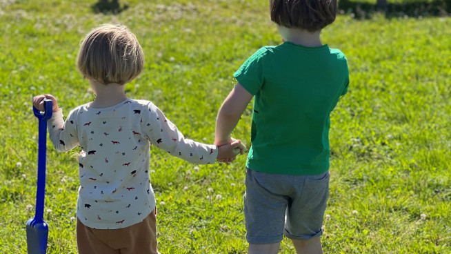 Barn som holder hender