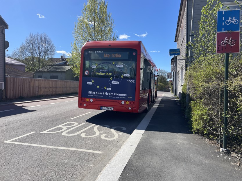 Bussene får midlertidig holdeplass i Follogata i forbindelse med barnetoget på 17. mai.