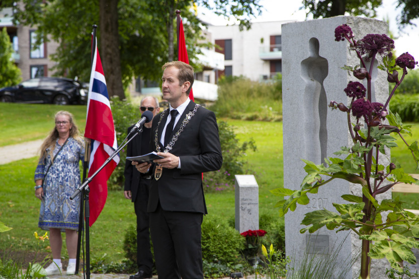 Ordfører Magnus Arnesen holdt tale og la ned krans ved minnesmerket i Kirkeparken i dag. Foto: Wanda Nordstrøm/Sarpsborg kommune