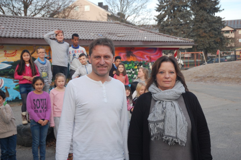 Alvimhaugen barneskole nominert til Benjaminprisen. Her rektor Knut Raknerud Olsen og teamleder May Kjønnås.