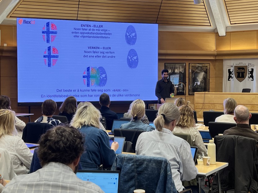 Beyar Mikail holder foredrag for ledere i skole og barnehage