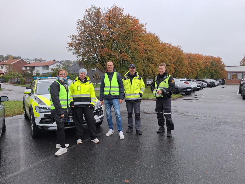 Fornøyde etter aksjon: (fra venstre) Marianne Skjold Heines (FAU leder), Kari Lindqvist (team Samferdsel), Lars Henning Finstad (virksomhetsleder Kurland), Paal Gunnar Mathisen (Trygg Trafikk) og Andreas Nylund (politiet). 