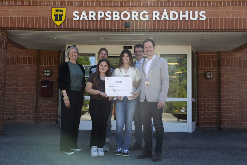 Elevrådslederene Mejrem (7.klasse) og Tuana (6.klasse) ved Alvim barneskole tok imot gavesjekk fra ordfører Magnus Arnesen.