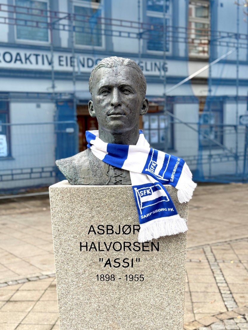 Assi-bysten med SFK-skjerf (foto: Ole Christian Foss)