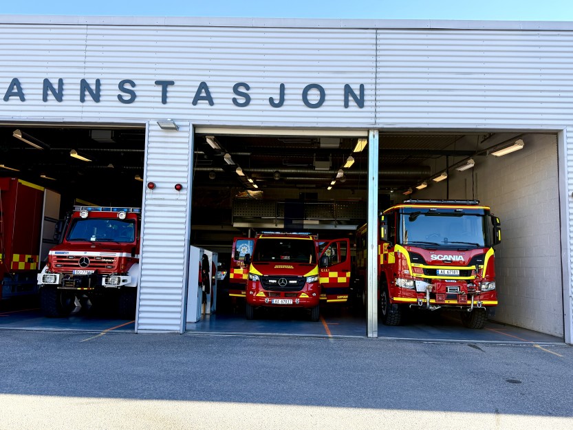 Den nye skogbrannbilen (til høyre) erstatter den gamle som ses lengst til venstre i bildet (foto Ole Christian Foss)