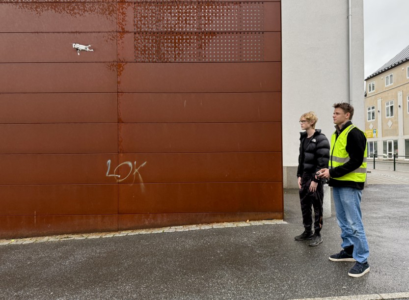 UNGE PILOTER: Elias Ravn og Victor Andreas Ramsjø er lærlinger i dronefag hos Sarpsborg kommune (foto: Ole Christian Foss)