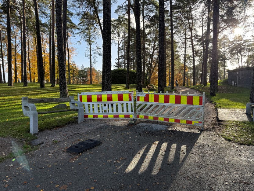 Feil på veilyskabler gjør at deler av Kulåsparken er mørklagt. Reparasjonen er forsinket etter funn av forurenset jord (foto: Ole Christian Foss)