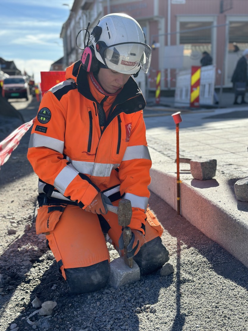 Ingvild Brevik, Park og Anlegg, jobber i Pellygata (foto Ole Christian Foss)