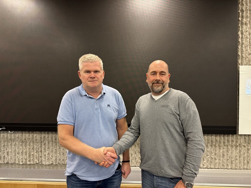 AVTALE: Lars Henning Olsen, virksomhetsleder utbygging i Sarpsborg kommune, sammen med prosjektleder Jo-Are Langsholt fra Leif Grimsrud. 