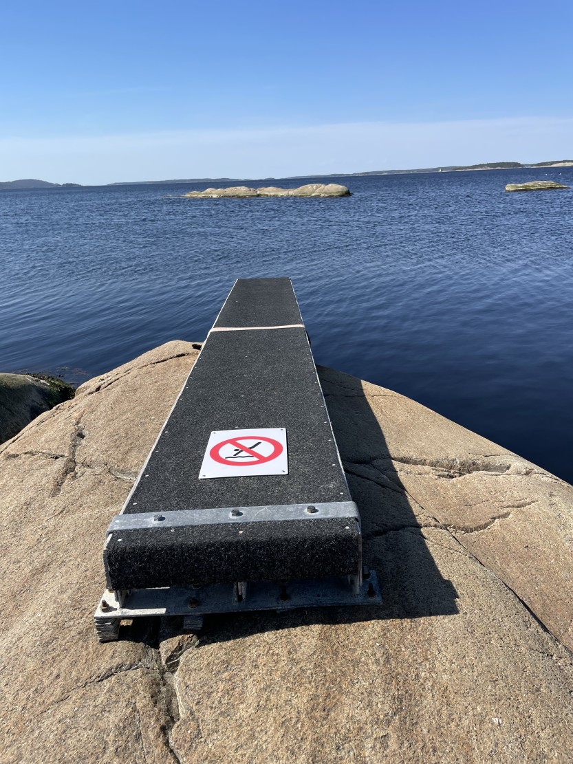 Der det ikke anses som dypt nok, og dermed trygt nok å stupe fra, fjerner kommunen nå stupebrettene. 