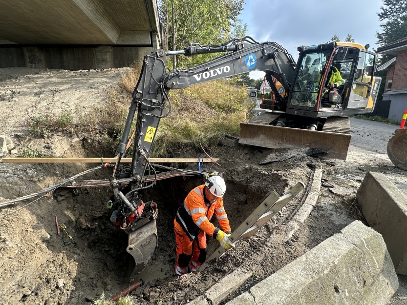 Kommunen jobber med å utbedre en større vannlekkasje på Greåker (foto Ole Christian Foss)