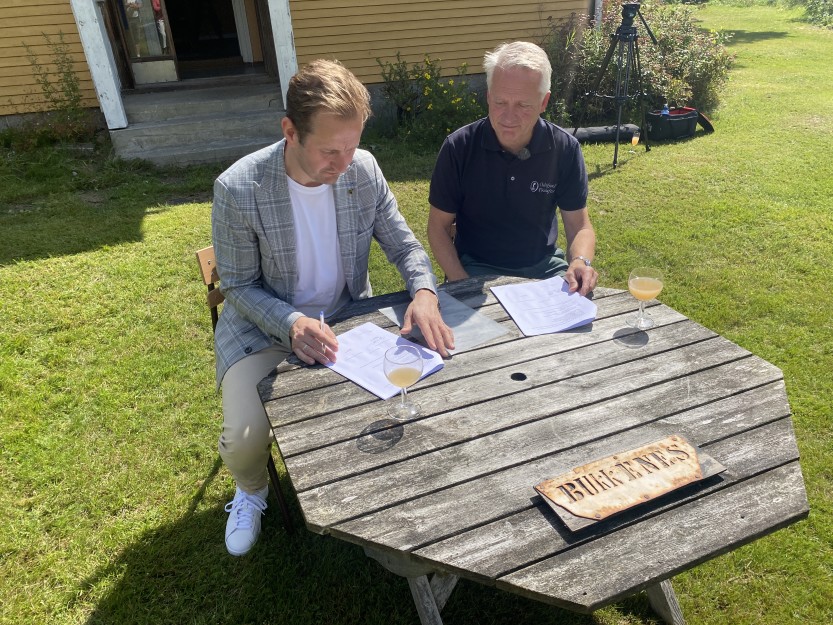 Ordfører Magnus Arnesen og direktør i Oslofjordens Friluftsråd Espen Søilen undertegner avtalen 23.07.2024.