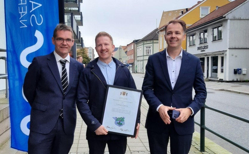 MOTTOK PRIS: Hovedutvalgsleder for plan, miljø og teknikk, Bjørn Lande (til venstre) overrakte prisen til Carbon Centric ved Fredrik Häger og Kenneth Juul.