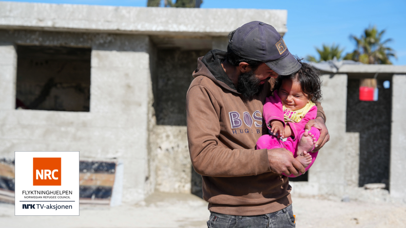 Tareq Alsaid (35) og niesen Aisha (1) utenfor Damaskus i Syria. De har vært på flukt og får hjelp fra NRC Flyktninghjelpen. Foto: Tareq Mnadili/NRC Flyktninghjelpen