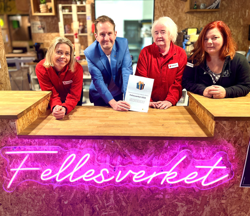 Hanne Rosbach, Elisabeth Due og Ida Hystad fra Fellesverket Røde Kors mottok årets julegave fra Sarpsborg kommune. Ordfører Magnus Arnesen ga de denne uken gaven.