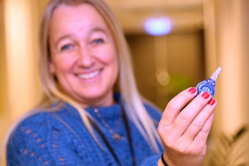 Mona Elise Kristoffersen jobber med elektronisk låsesystem i kommunen.