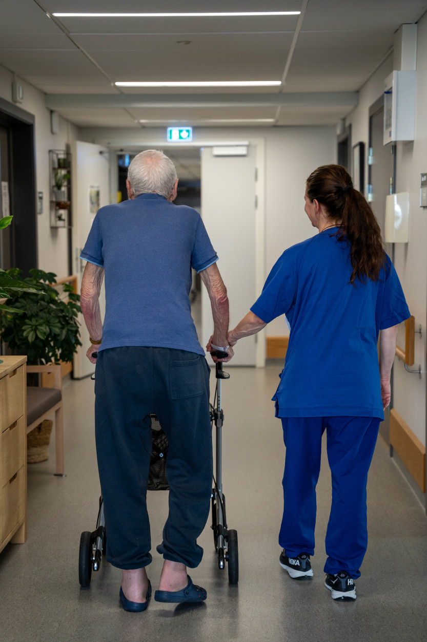 Illustrasjonsfoto pasient og ansatt på helsehuset