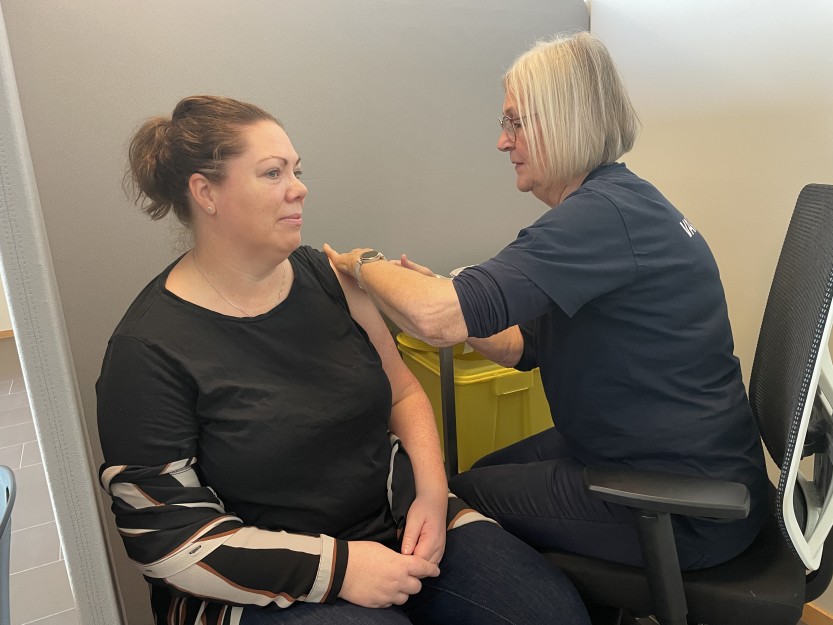 Christina Backelin er ansatt i kommunen, og benyttet også anledningen til å ta influensavaksine.