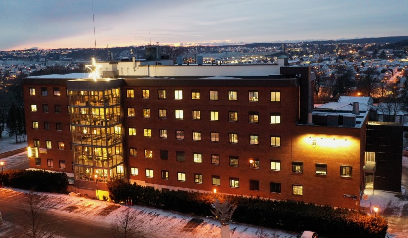 Julestjerne på taket på Helsehuset