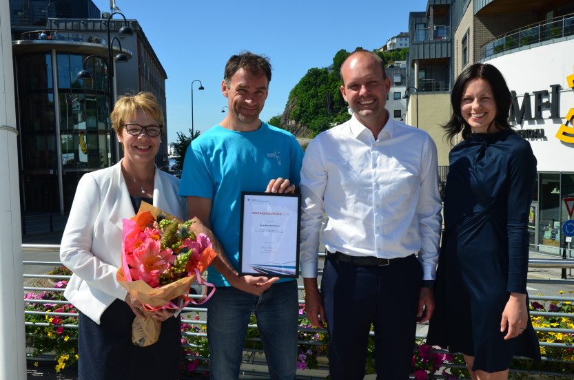 Sarpsborg er en av Norges tre mest innovative kommuner i 2018. Her ser vi rådmann Unni Skaar (t.v) som mottok blomster og finalist-diplom sammen med Frode Alne Bolin og ordfører Sindre Martinsen-Evje. Statssekretær Aase Marthe Horrigmo (Kommunal- og moderniseringsdepartementet) til høyre. 