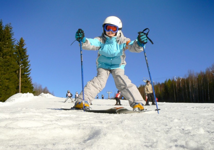 Illustrasjonsfoto ski barn vinter