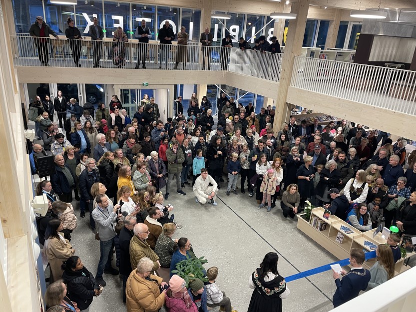 Mange besøkende under åpningen av det nye biblioteket.
