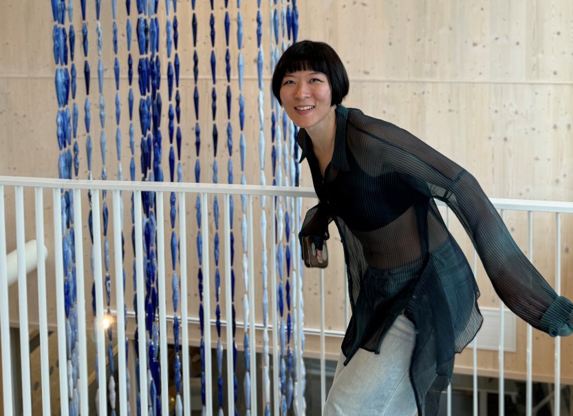 Kunstneren Lin Wang ved sitt verk "Vannkraft" i det nye hovedbiblioteket.