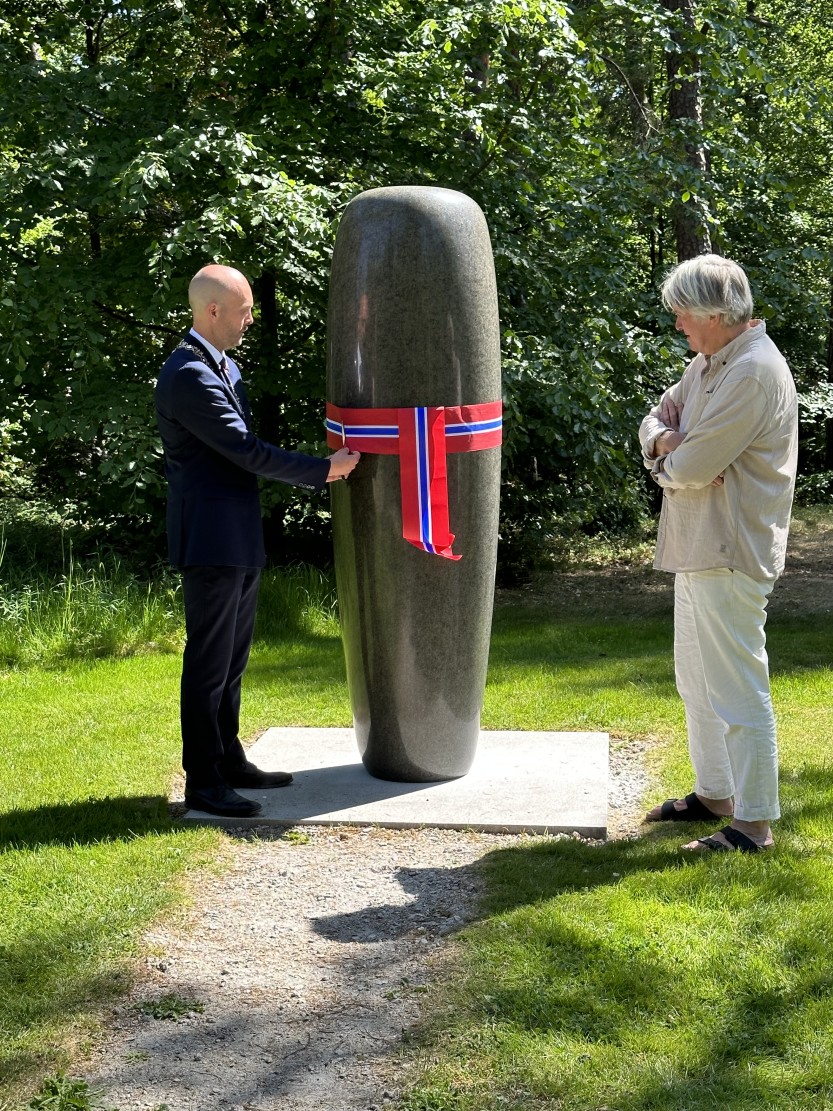 Ordføre Sindre Martinsen-Evje og kunstner Geir Stormoen i forbindelse med avdukning av skulpturen "Anima"