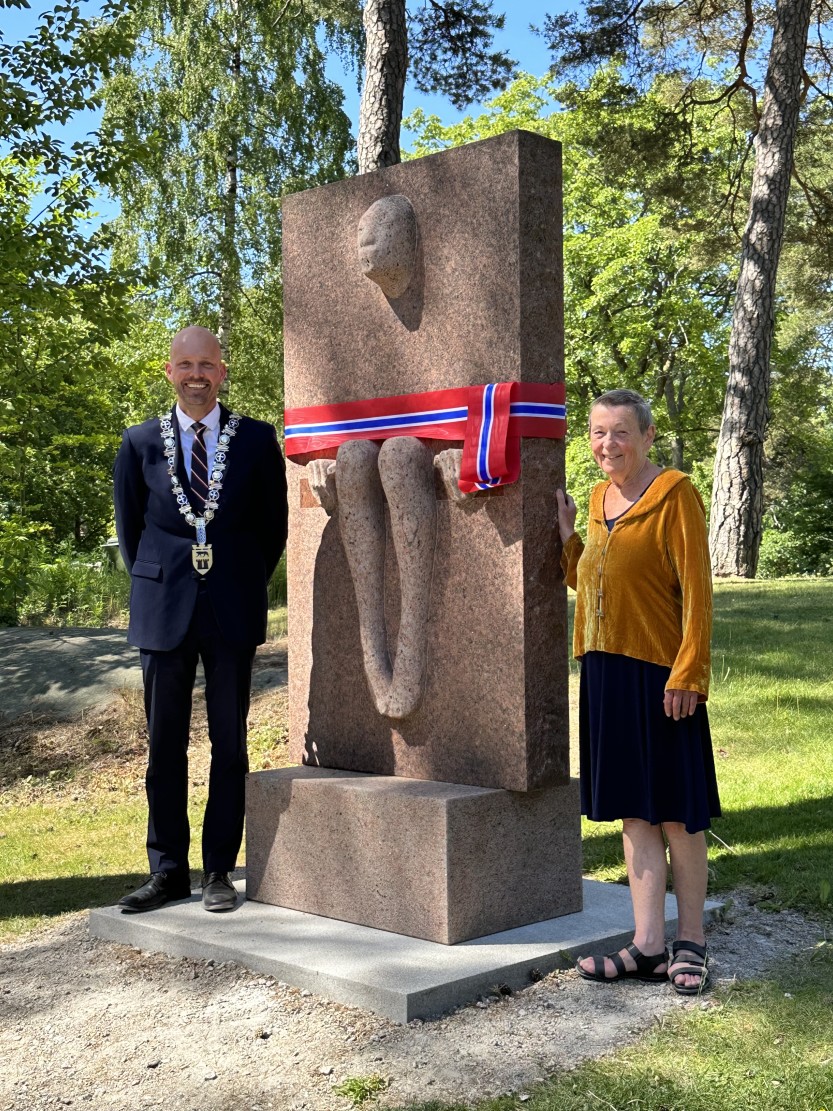Ordfører Sindre Martinsen-Evje og kunstner Kjersti Wexelsen Goksøyr. Avdukning av skulpturen "Ut av" i Kulåsparken