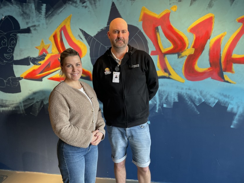 Kommersiell eiendomssjef Daniella Fjeldberg og kommunens prosjektleder Pål K. Antonsen i popup fritidsklubben i Storbyen.