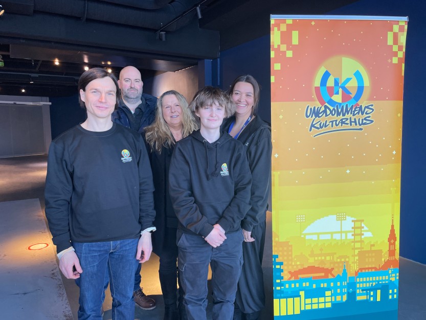 Åpner popup fritidsklubb i kjøpesenteret. Fra v. Martin Halvorsen, Pål Kristian Antonsen og Ilona Heinzen fra tem barn og unge kultur, lærling Maiken Gunnerød og teamleder Camilla Michelle Andersen.