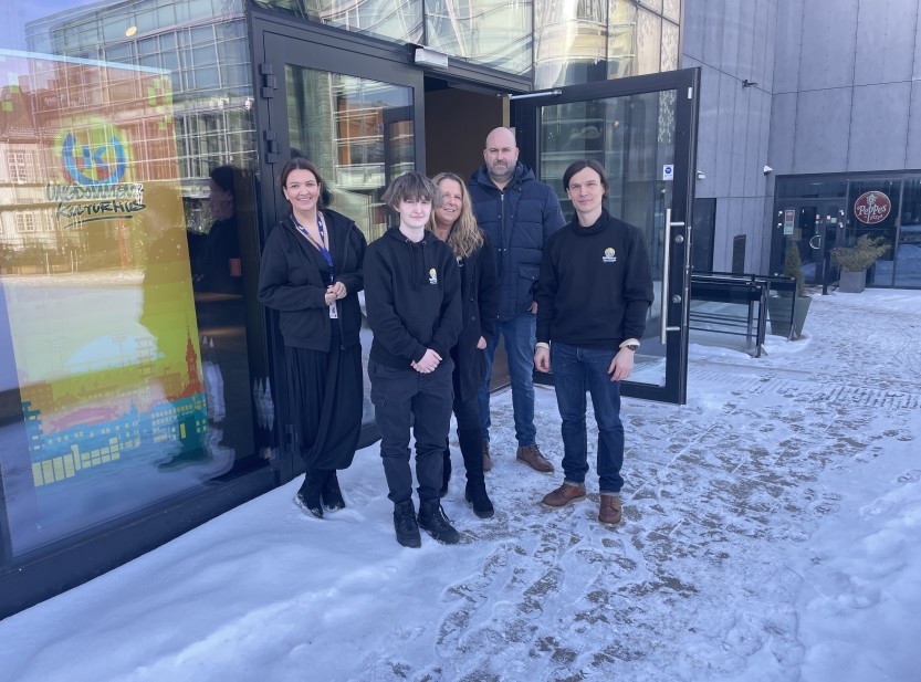 Onsdag 25. februar åpner popup fritidsklubb i lokalene bak scena på torget. Det er også inngang fra kjøpesenteret.