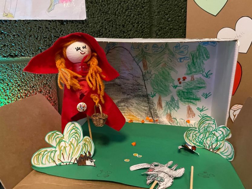 Fra fjorårets Barnas kulturmønstring, hvor Kamilla viste fram sin rødhette og ulven.