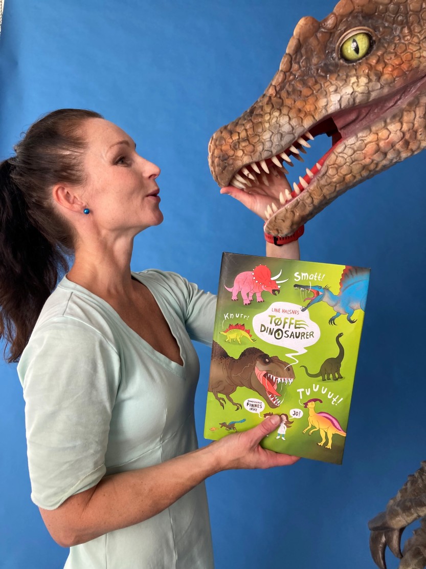 Line Halsnes med bok om dinosaurer