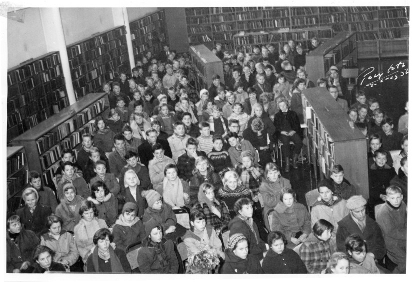 Bokmessen 1956. Ungdomsarrangement i bibliotekets utlånssal.