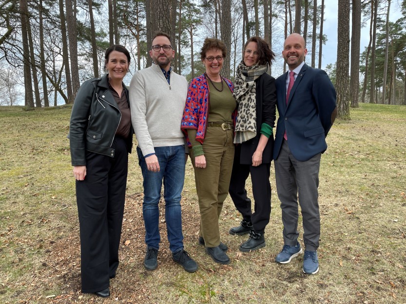 Samarbeidsavtale mellom Sarpsborg kommune og Museene Arven. Fra v. Therese Thorbjørnsen (leder utvalg for kultur og oppvekst), Lars Erik Antonsen (leder Olavsdagene), Borghild Lundeby (prosjektleder Nasjonaljubileet 2030), Heidi Anett Øvergård Beistad (direktør Museene Arven) og ordfører Sindre Martinsen-Evje.  