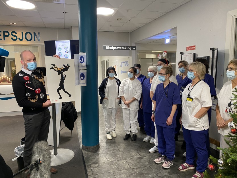 PØBEL-kunst ordfører Sindre Martinsen-Evje overrakte Pøbel-kunsten til de ansatte på Helsehuset (foto Ole ChristianFoss)